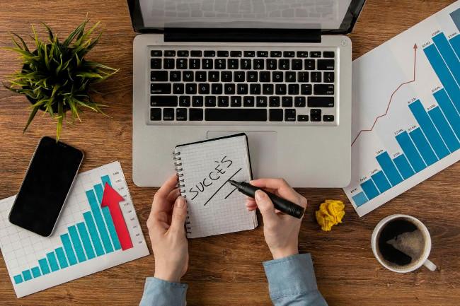 Homme débordé face à la complexité de la communication digitale avec de nombreux prestataires