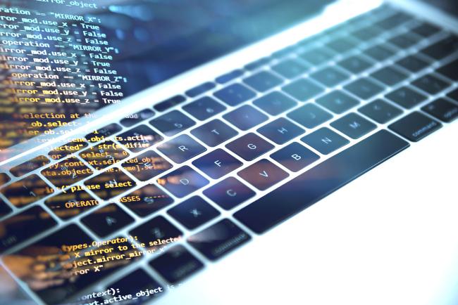 Homme débordé face à la complexité de la communication digitale avec de nombreux prestataires