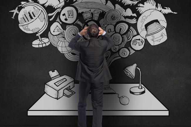 Homme débordé face à la complexité de la communication digitale avec de nombreux prestataires