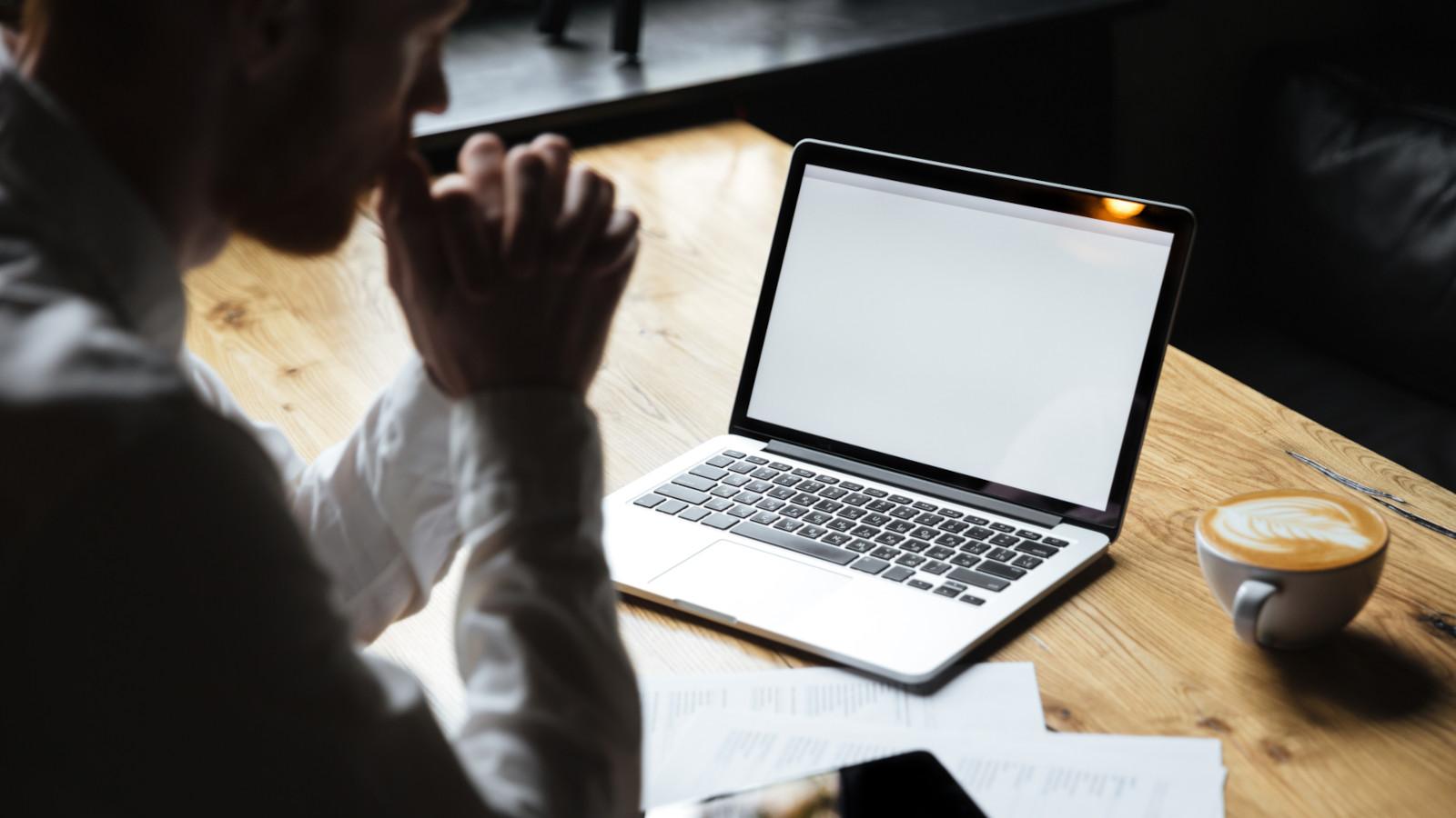 entrepreneur consultant son site vitrine d’entreprise sur ordinateur portable