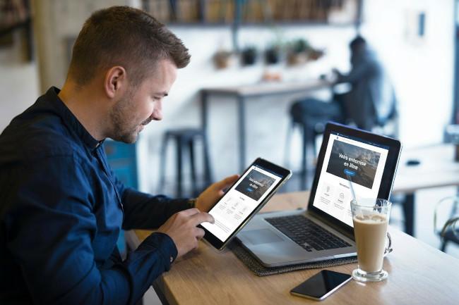 Homme débordé face à la complexité de la communication digitale avec de nombreux prestataires