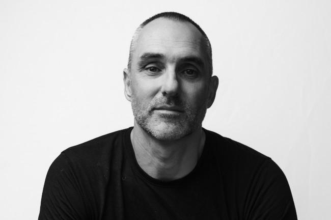 Homme débordé face à la complexité de la communication digitale avec de nombreux prestataires